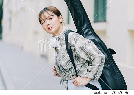 Beautiful woman, guitar, streetlife Beautiful woman, guitar, streetlife 70626966