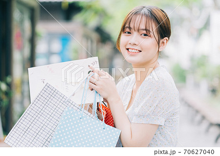 Beautiful woman, shopping Beautiful woman, shopping 70627040