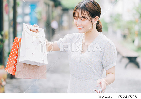 Beautiful woman, shopping 70627046