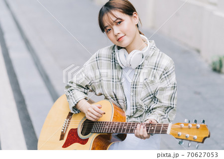 Woman, guitar, streetlife Woman, guitar, streetlife 70627053