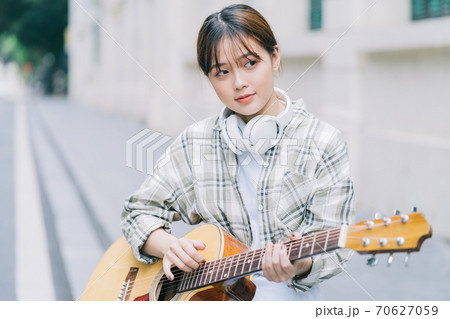 Woman, guitar, streetlife 70627059
