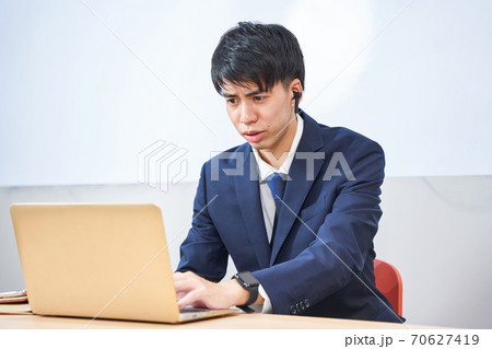 リモート　オンライン　面接を受けている男子学生 70627419