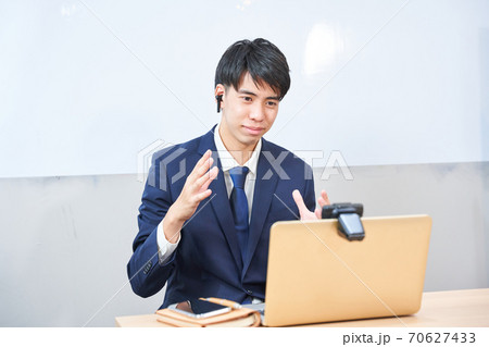 リモート　オンライン　面接を受けている男子学生 70627433