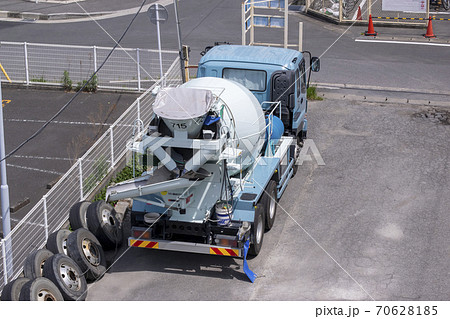 コンクリートミキサー車の後ろ姿の写真素材