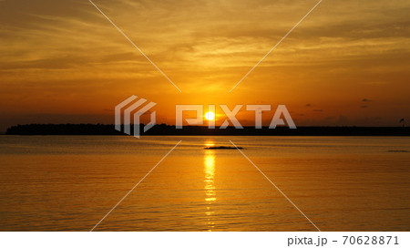 沖縄 久米島 空港の向こうに沈む夕日 沖縄 久米島 空港の向こうに沈む夕日 70628871