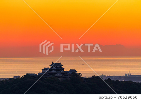 松山城と伊予灘(夕景) 松山城と伊予灘(夕景) 70629060