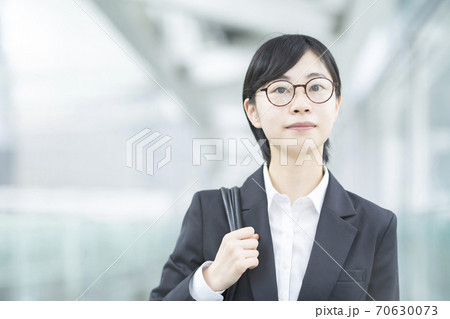 スーツを着て、緊張した表情をしている若い女性 スーツを着て、緊張した表情をしている若い女性 70630073