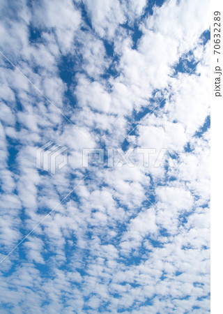 秋の空イメージ　うろこ雲 70632289