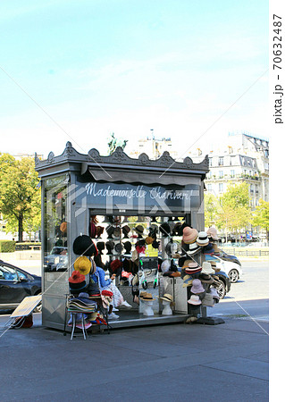 青空下パリの路上にある帽子販売店・スタンド 青空下パリの路上にある帽子販売店・スタンド 70632487