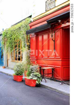 パリ・サンジェルマン界隈レストラン街通りと店頭の緑 70632503