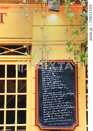 パリ・サンジェルマン界隈レストランメニュー看板 70632504