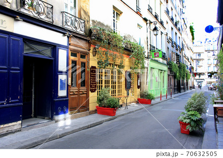 パリ・サンジェルマン界隈レストラン街通り 70632505