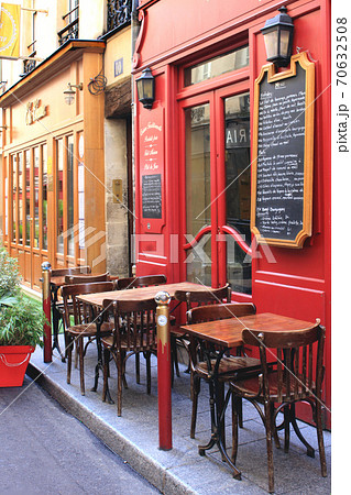 パリ・サンジェルマン界隈レストランのテラス席 パリ・サンジェルマン界隈レストランのテラス席 70632508