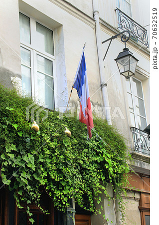 パリアパルトマンのフランス国旗とベランダグリーンの写真素材