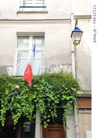 パリの街灯とグリーンのあるアパルトマンのフランス国旗の写真素材