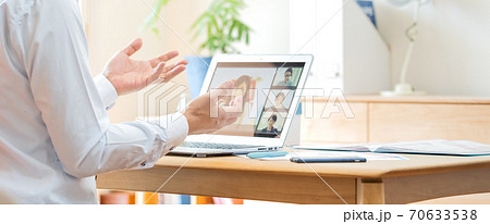 オンラインミーティングをする男性 オンラインミーティングをする男性 70633538