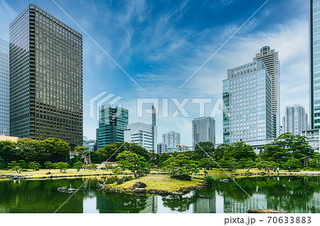 小石川後楽園と共に、今東京に残る江戸初期の大名庭園の一つ、都心のビルをバックにした旧芝離宮 70633883