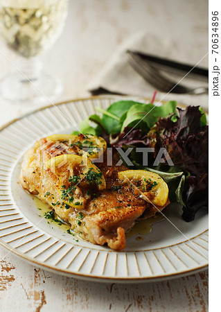 チキンソテーのレモンバターソース 70634896