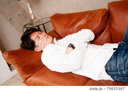 ソファで寝る男性 ソファで寝る男性 70635367