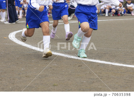 幼稚園の運動会 かけっこ の写真素材