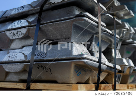 aluminum ingots or billets on a wooden pallet 70635406