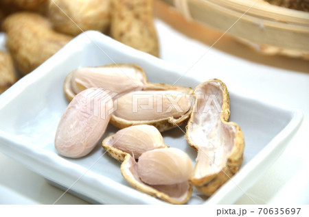 秋に収穫する生落花生を塩ゆでしたもの・秋の味覚・塩ゆでピーナッツ 秋に収穫する生落花生を塩ゆでしたもの・秋の味覚・塩ゆでピーナッツ 70635697