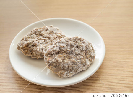皿の上の冷凍ハンバーグ 70636165