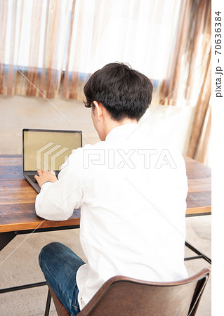 リモートワーク でノートパソコンを使う男性 70636384