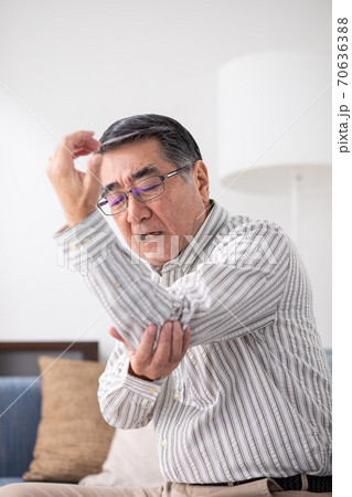 シニア男性　肘の痛み 70636388