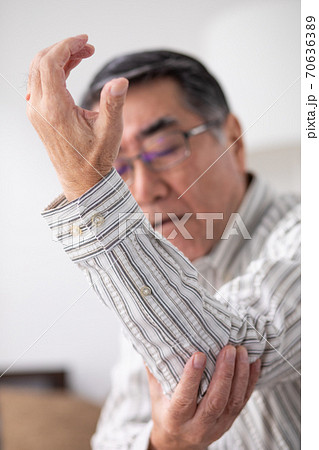 シニア男性　肘の痛み 70636389