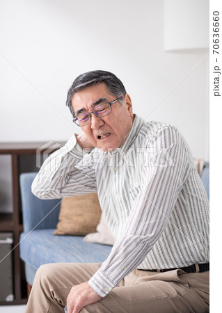 シニア男性　頭痛　トラブル 70636660