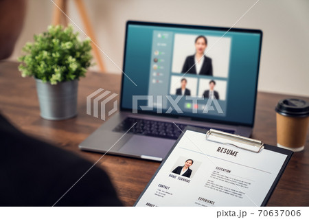 Company HR is holding a resume application. Video calling, chatting and interviewing online jobs. 70637006
