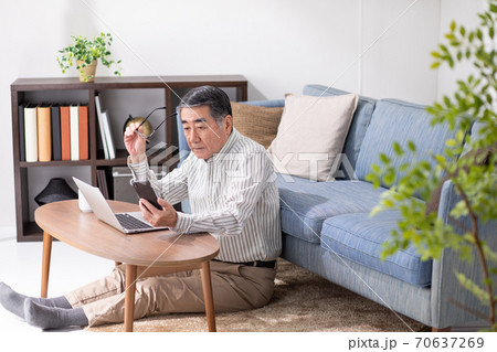 シニア男性 スマートフォン シニア男性 スマートフォン 70637269