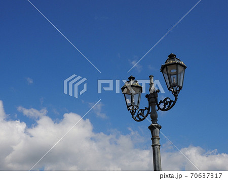 青空をバックにレトロな街灯の写真素材