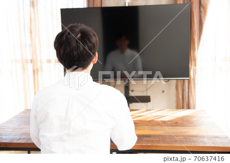 部屋でテレビを見て過ごす男性 部屋でテレビを見て過ごす男性 70637416