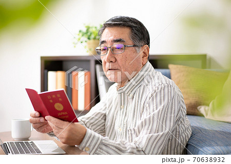 シニア男性　パスポート 70638932