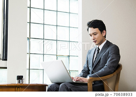 ビジネスマン　仕事　ノートパソコン 70638933