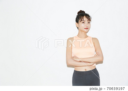 スポーツウェアを着用したスリムな若い女性 70639197
