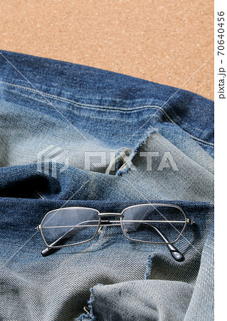 ジーンズ デニム ライフスタイル アパレル ファッション ズボン 衣類 めがね メガネの写真素材