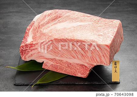 すき焼きにおすすめの肩ロースのブロック肉 名札有 すき焼きにおすすめの肩ロースのブロック肉 名札有 70643098