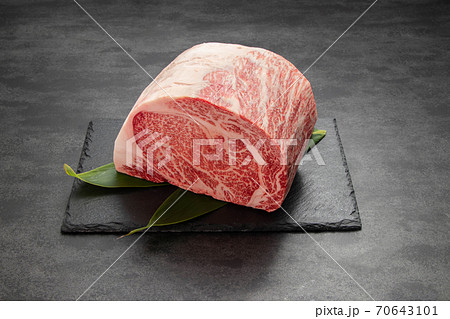 見た目も美しく上品な肉の甘みを感じるリブロースのブロック肉 見た目も美しく上品な肉の甘みを感じるリブロースのブロック肉 70643101