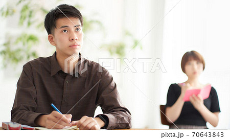 ノートをとりながら話を聴く受講生 ノートをとりながら話を聴く受講生 70643843
