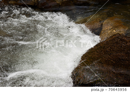 観音滝公園を流れる穴川の清流　 70643956