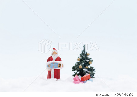 Miniature people, Santa claus and gifts for kid Miniature people, Santa claus and gifts for kid 70644030