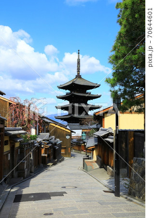 青空と八坂の塔(法観寺) 70644601