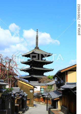 青空と八坂の塔(法観寺) 青空と八坂の塔(法観寺) 70644602