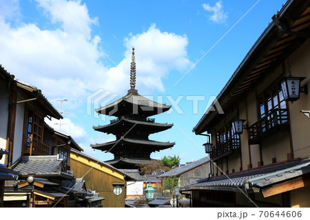 青空と八坂の塔(法観寺) 青空と八坂の塔(法観寺) 70644606