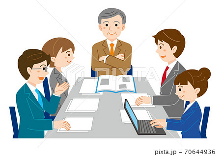 オフィスで上司と会議をするスーツを着た男女/白背景 70644936