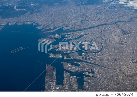大阪湾岸エリアと大阪市街地の空撮 70645074