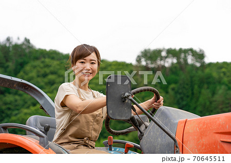 トラクターと女性 70645511